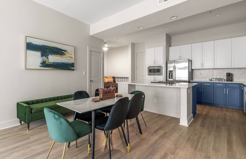 Deep Ellum Appartement | KING Bed Oasis! Deep Ellum/Gated Parking/Luxe/Close to Major Cities