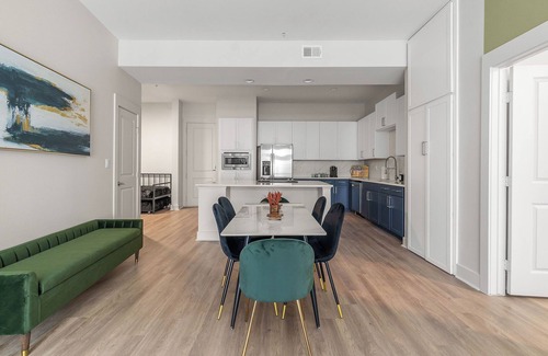 Deep Ellum Appartement | KING Bed Oasis! Deep Ellum/Gated Parking/Luxe/Close to Major Cities