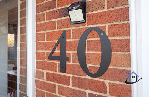 Wootton Maison | King bed, parkingx2, workspace, wifi, corporates.