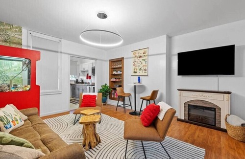Lawrenceville Appartement | King Bed, Pet Friendly, Retro-Inspired!