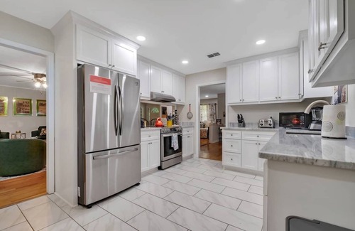 Tallahassee Maison | King Bed-Pets -Quiet-Huge fence Yrd
