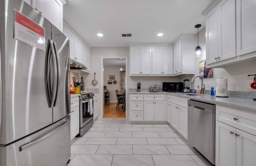 Tallahassee Maison | King Bed-Pets -Quiet-Huge fence Yrd