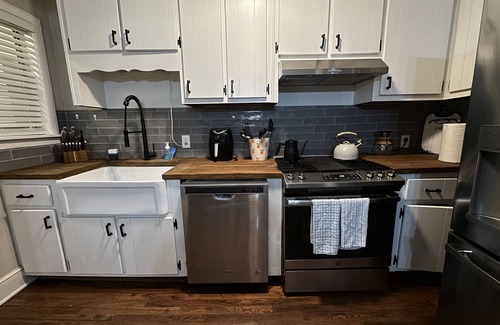Roswell Appartement | KING bed! Quiet & Cozy, Updated, Patio porch & fenced yard for pups!