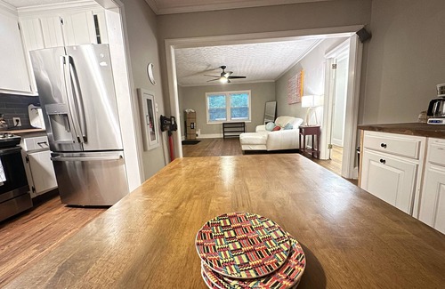 Roswell Appartement | KING bed! Quiet & Cozy, Updated, Patio porch & fenced yard for pups!