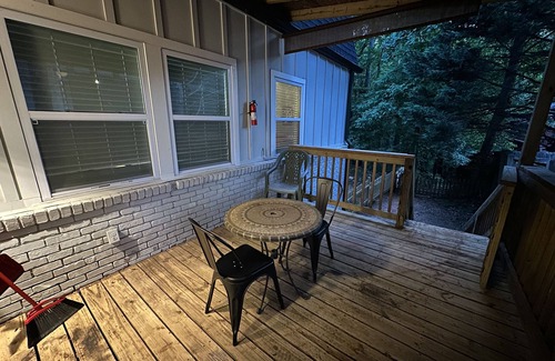 Roswell Appartement | KING bed! Quiet & Cozy, Updated, Patio porch & fenced yard for pups!