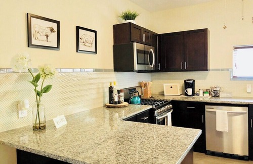 Bloomfield Maison | 👑King Bed⚡ Quiet West Penn🏥 Parking 🐶Pets