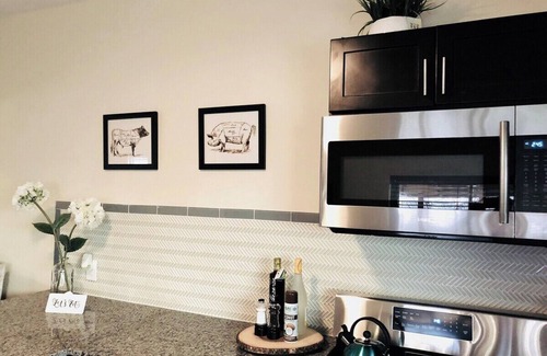 Bloomfield Maison | 👑King Bed⚡ Quiet West Penn🏥 Parking 🐶Pets