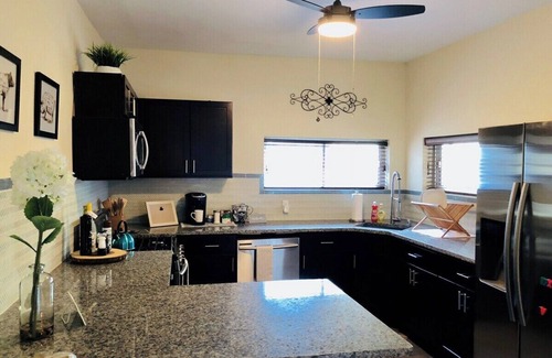Bloomfield Maison | 👑King Bed⚡ Quiet West Penn🏥 Parking 🐶Pets