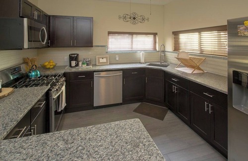 Bloomfield Maison | 👑King Bed⚡ Quiet West Penn🏥 Parking 🐶Pets