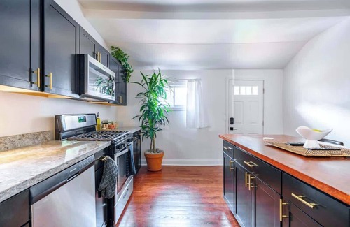 Italian Village Maison | King Bed - Short North - Convention - Free Parking