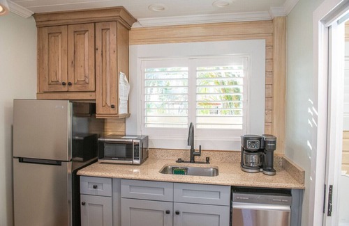 Madeira Beach Cabine | King Bed-Step to Madeira Beach-Heated Pool-Private