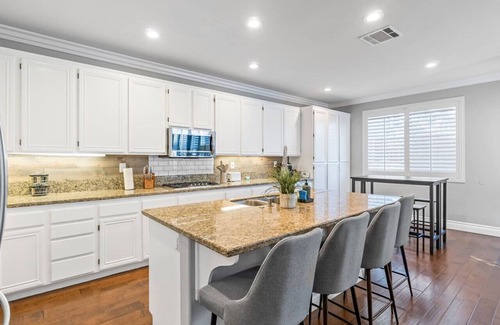 Temecula Maison | King Bed Temecula Getaway! Amazing Pool & Theatre