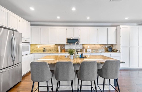 Temecula Maison | King Bed Temecula Getaway! Amazing Pool & Theatre