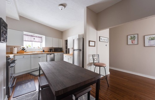 Pittsburgh Appartement | King Bed! Unique City Views! Free Parking!
