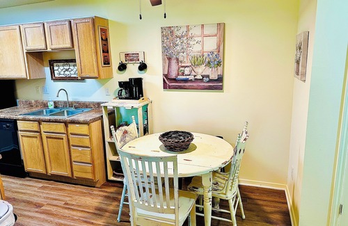 Hernando Appartement | KING BED W/POOL,Pet Friendly, Fitness Center,Seconds from INTERSTATE,FREE Parking
