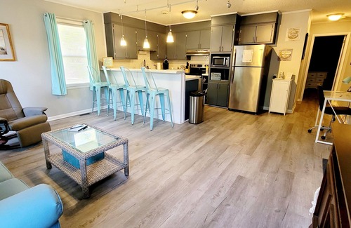 Newport Maison | KING bed--Walk to Food & Entertainment in Downtown Newport