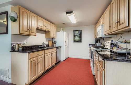 Lakewood Chalet De Ski | King bedroom. Spacious living room. Dining area with glorious view. Full kitchen