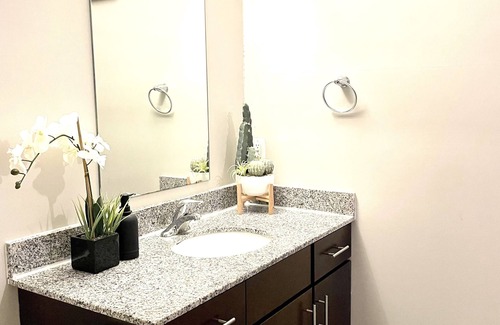 Uptown District Appartement | King Bedroom w/Balcony Downtown