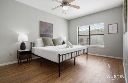 West Campus Appartement | King Beds and Memory Foam Sleeper in Vibrant ATX Apt
