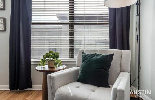 West Campus Appartement | King Beds and Memory Foam Sleeper in Vibrant ATX Apt