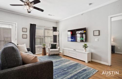 West Campus Appartement | King Beds and Memory Foam Sleeper in Vibrant ATX Apt