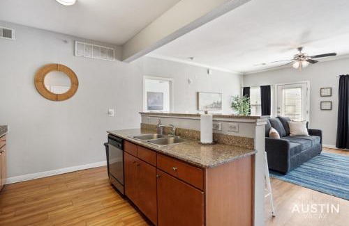 West Campus Appartement | King Beds and Memory Foam Sleeper in Vibrant ATX Apt