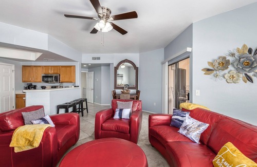 Maryvale Copropriété | New! 3 KING Beds, Heated Community Pool! 3 miles from Cardinal Stadium!