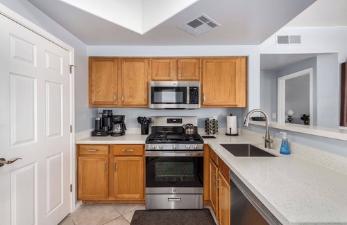 Maryvale Copropriété | New! 3 KING Beds, Heated Community Pool! 3 miles from Cardinal Stadium!