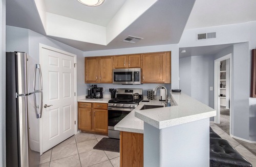 Maryvale Copropriété | New! 3 KING Beds, Heated Community Pool! 3 miles from Cardinal Stadium!
