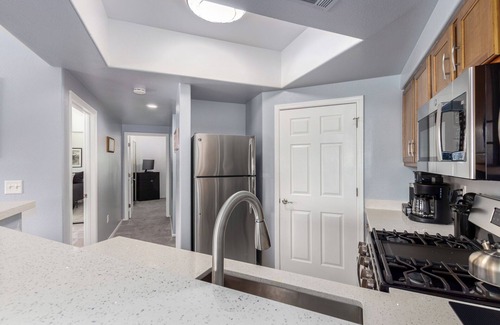 Maryvale Copropriété | New! 3 KING Beds, Heated Community Pool! 3 miles from Cardinal Stadium!