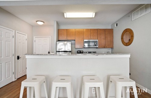 West Campus Appartement | King Beds + Memory Foam Sleeper in Vibrant ATX Apt