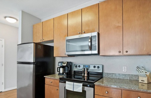 West Campus Appartement | King Beds + Memory Foam Sleeper in Vibrant ATX Apt
