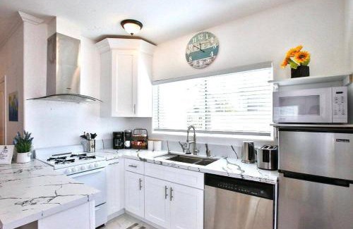 El Camino Village Appartement | King Garden Suite - 10 mins to Beach and LAX