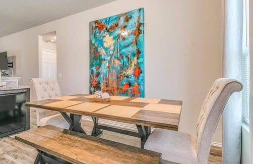 Mustang Maison | -King-New Construction-Self Check-In-A C-W D-4 TVs