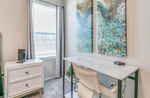 Mustang Maison | -King-New Construction-Self Check-In-A C-W D-4 TVs