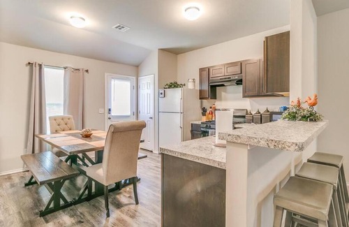 Mustang Maison | -King-New Construction-Self Check-In-A C-W D-4 TVs