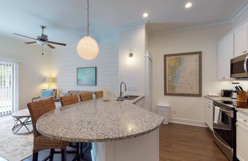 King City Copropriété | King one-bedroom condo w/ pool in the SSI Village area Unit 2301