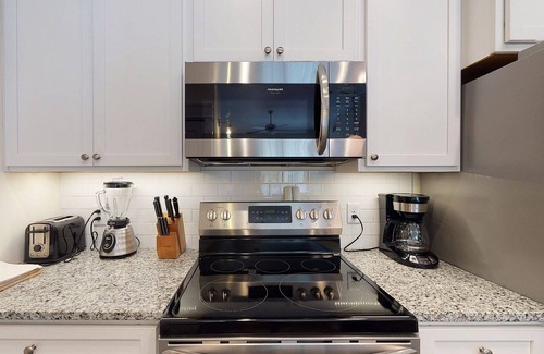 King City Copropriété | King one-bedroom condo w/ pool in the SSI Village area Unit 2301