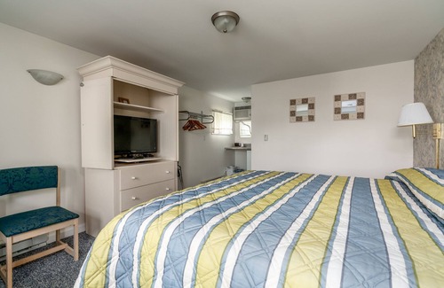Moody Cabine | KING ROOM - 1 KING BED