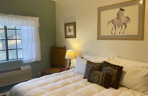 Pearce Lit Et Petit-Déjeuner | Hummingbird Room in quaint and well established country inn on14 forested acres.