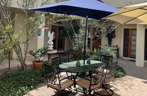Pearce Lit Et Petit-Déjeuner | Hummingbird Room in quaint and well established country inn on14 forested acres.