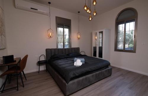 Haifa Appartement | King's bed - Stay Royal and Stylish Bahai's Garden