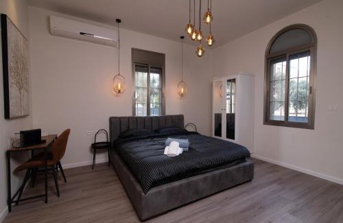 Haifa Appartement | King's bed - Stay Royal and Stylish Bahai's Garden