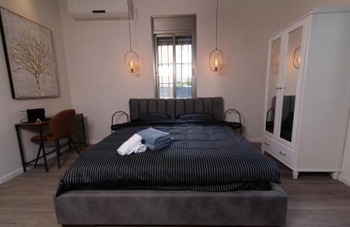 Haifa Appartement | King's bed - Stay Royal and Stylish Bahai's Garden