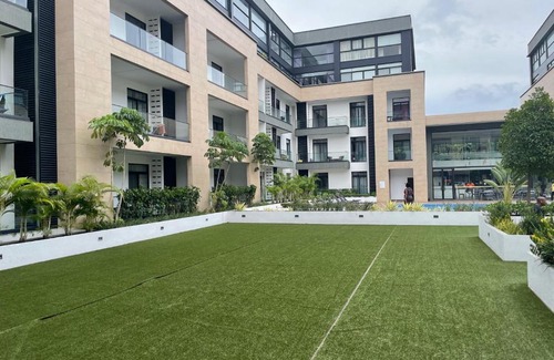 Cantonments Appartement | King Size Bed & 129 Mb Data Speed 1BR en suite with pool at Embassy Gardens, Cantonment, Accra