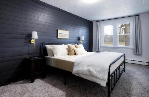 Lockport Appartement | King Size Bed, Near Hwy, Work Desk, Close Parking