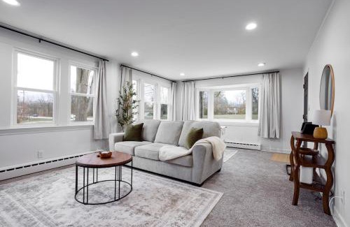 Lockport Appartement | King Size Bed, Near Hwy, Work Desk, Close Parking