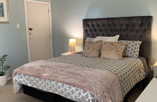 Cambridge Lit Et Petit-Déjeuner | King size bedroom with ensuite and separate entrance, covered off street parking