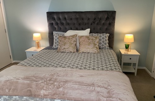 Cambridge Lit Et Petit-Déjeuner | King size bedroom with ensuite and separate entrance, covered off street parking