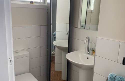 Cambridge Lit Et Petit-Déjeuner | King size bedroom with ensuite and separate entrance, covered off street parking